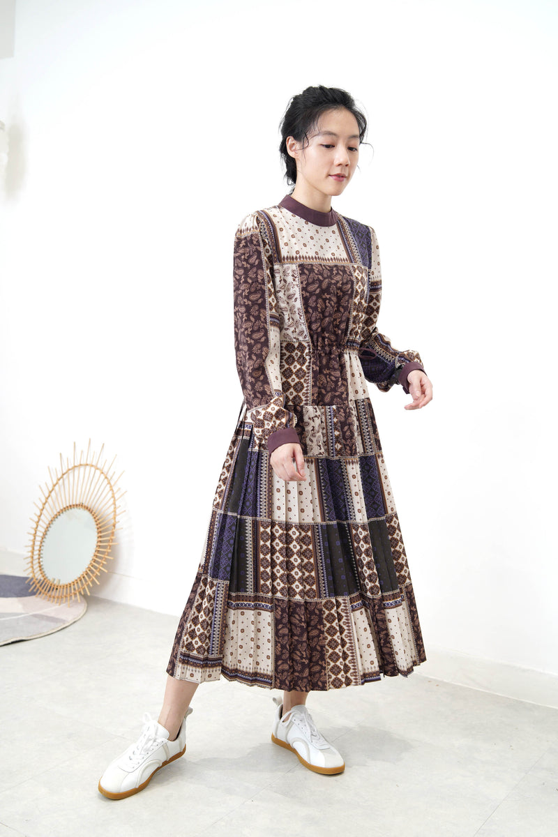 Stand collar pleats dress in paisley prints