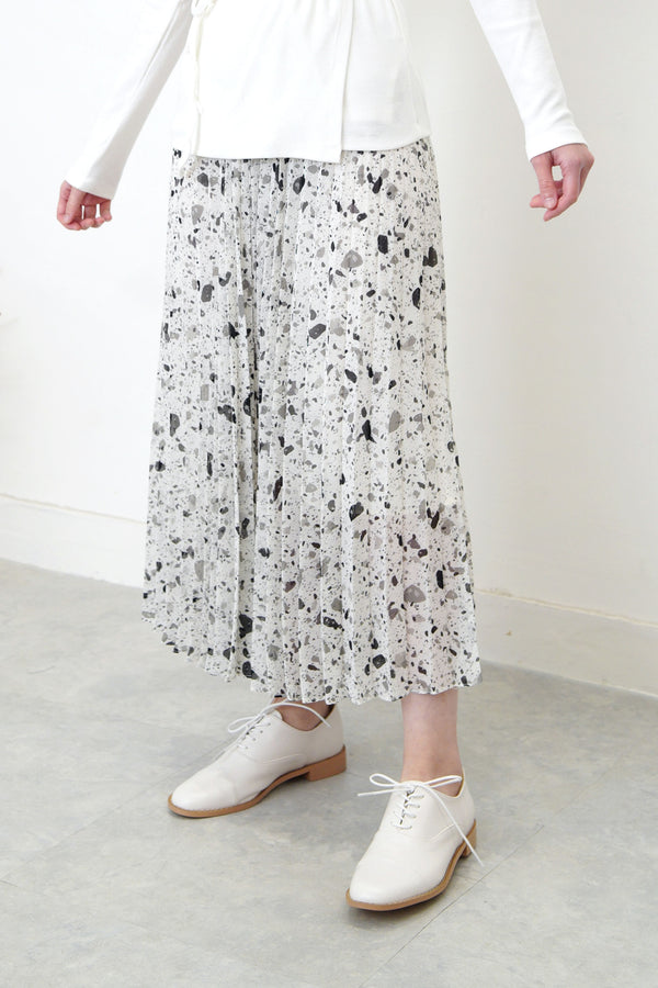 White terrazzo pattern skirt in pleats