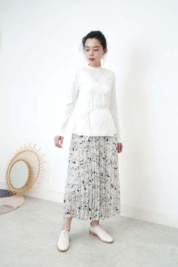 White terrazzo pattern skirt in pleats