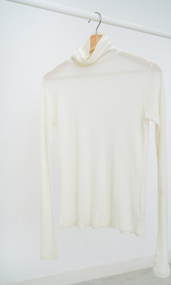 Ivory turtle neck inner w/ long sleeves cuffs