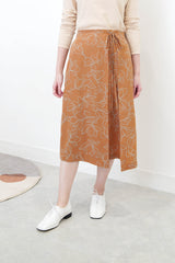 Brown flower print skirt in layering