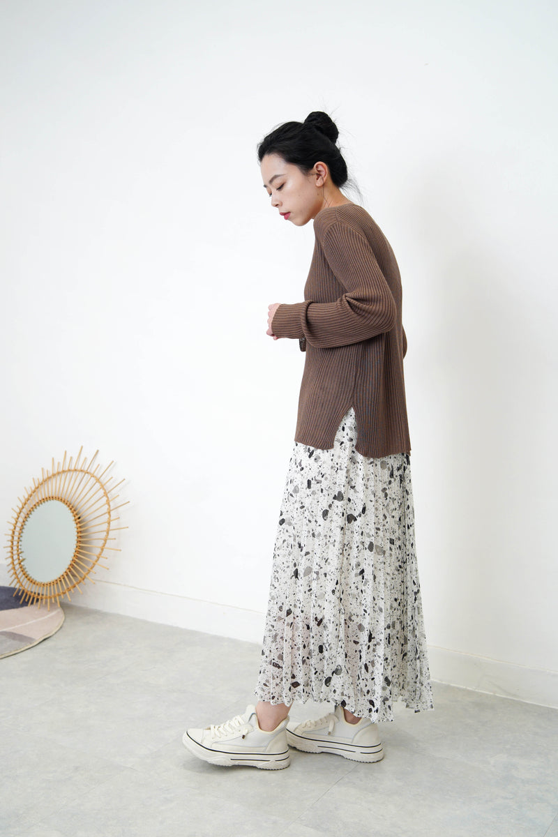 White terrazzo pattern skirt in pleats