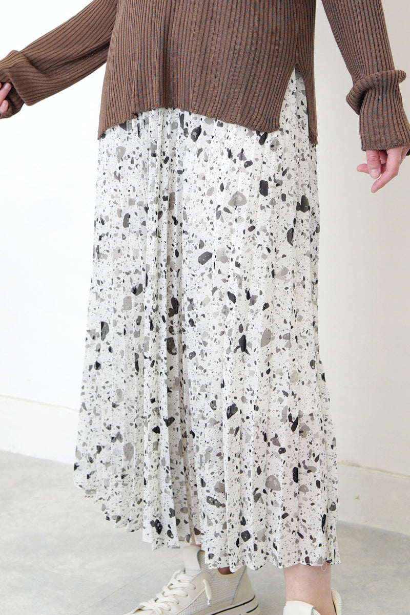 White terrazzo pattern skirt in pleats