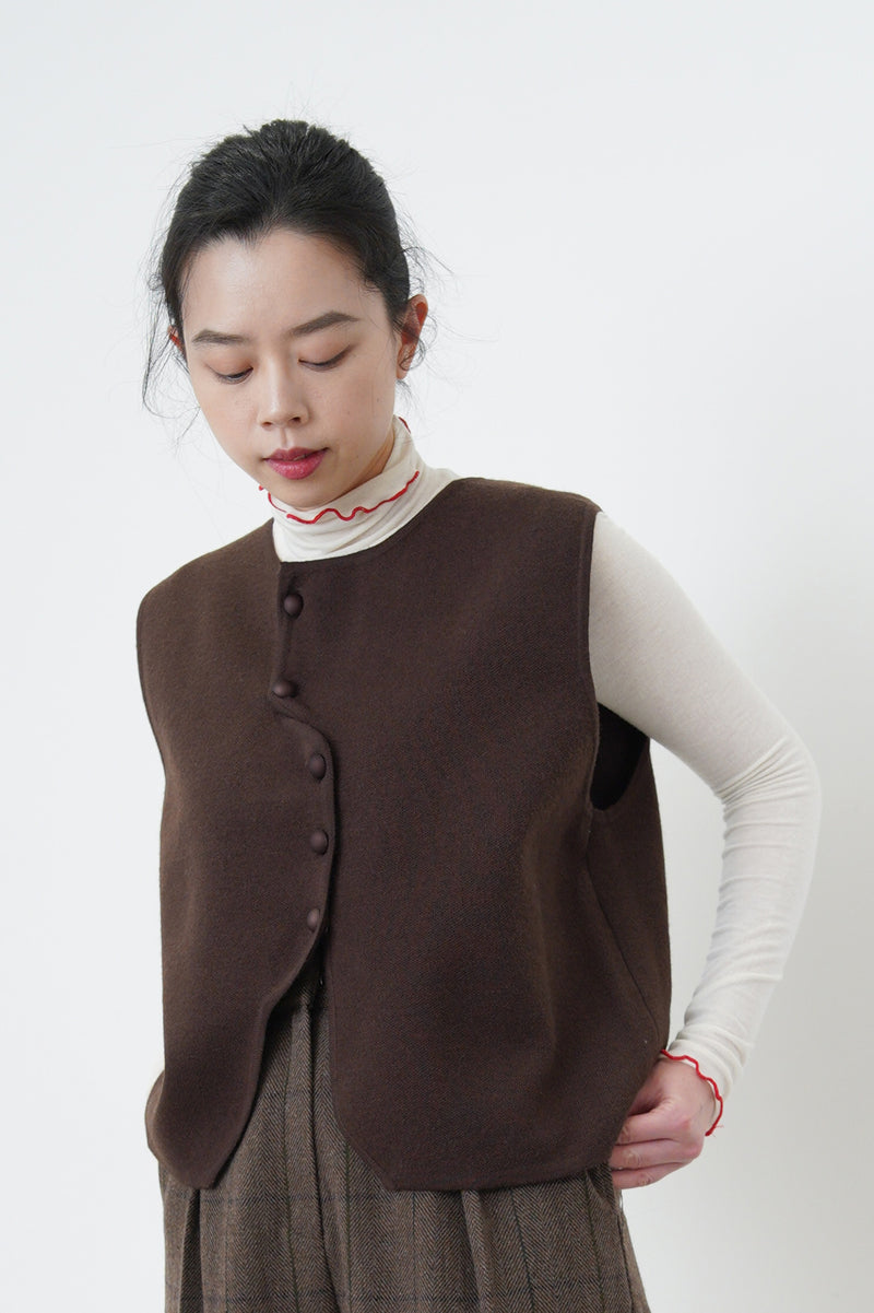 Brown vest in asymmetric buttons