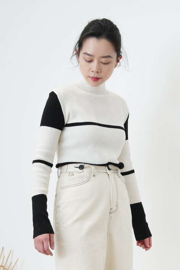 B/W contrast knit top