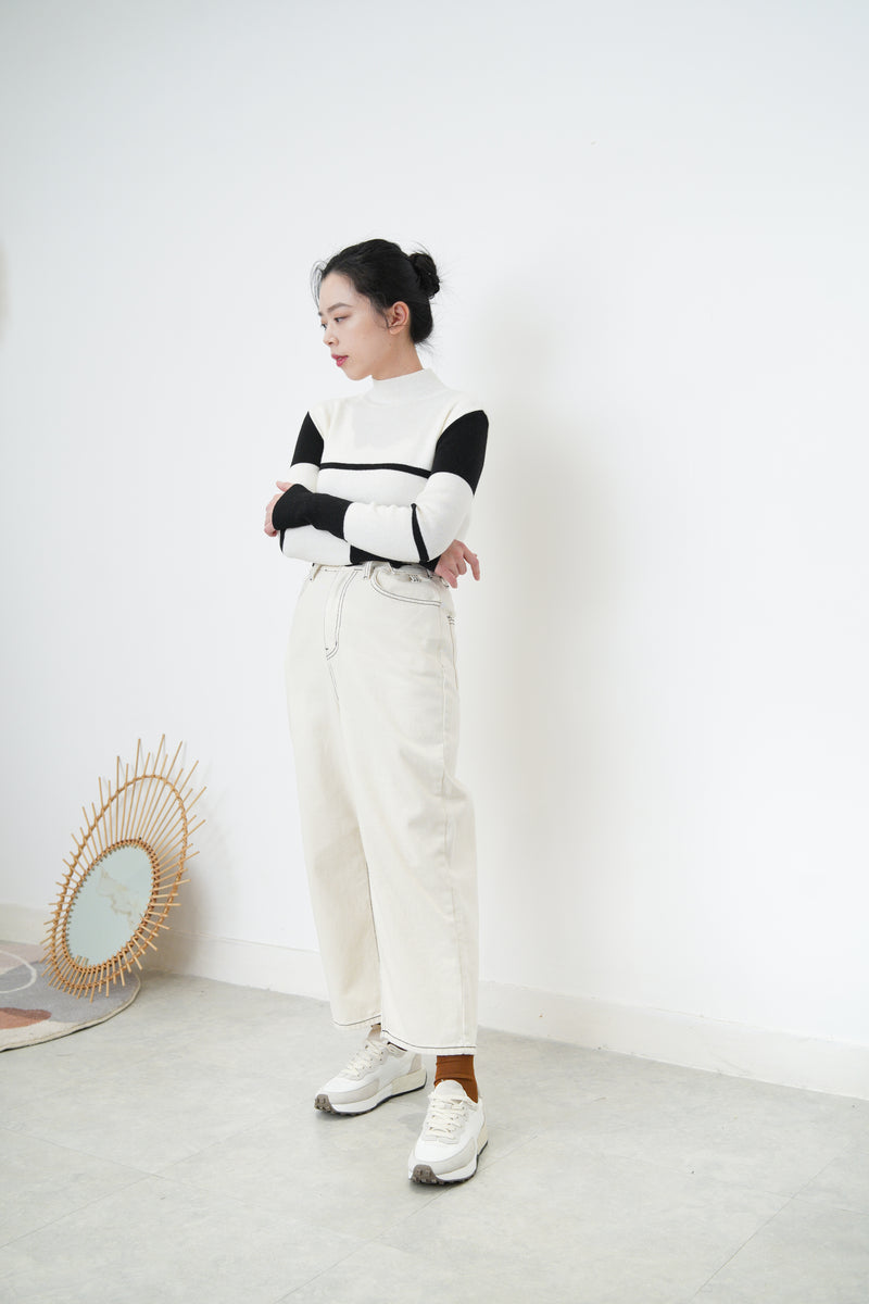 B/W contrast knit top
