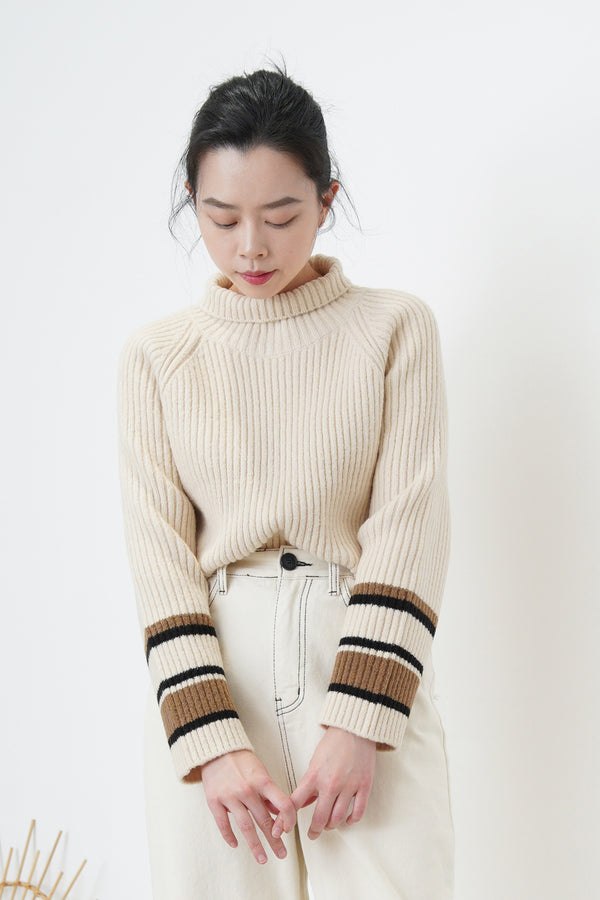 Ivory sweater w/ contrast sleeves color