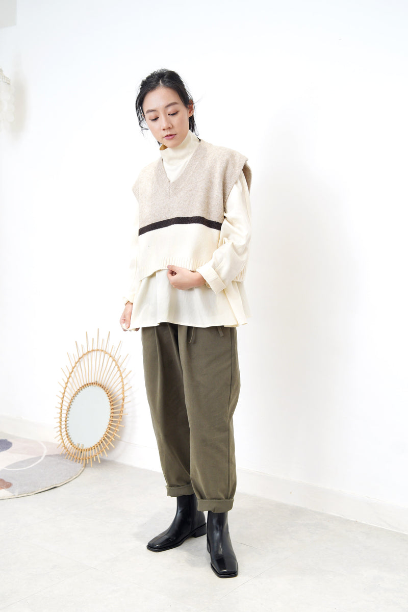 Duo tone v neck knit vest