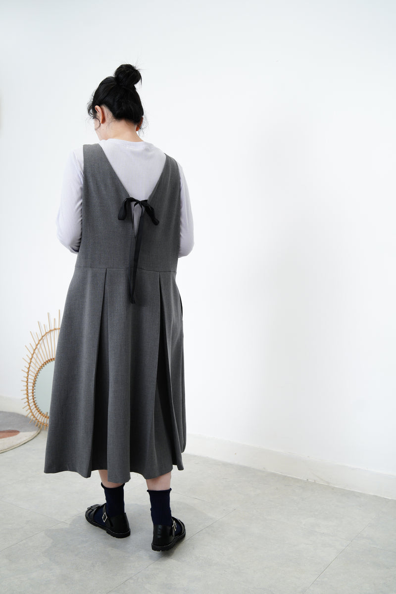 Grey  pleats dress w/ ribbon back