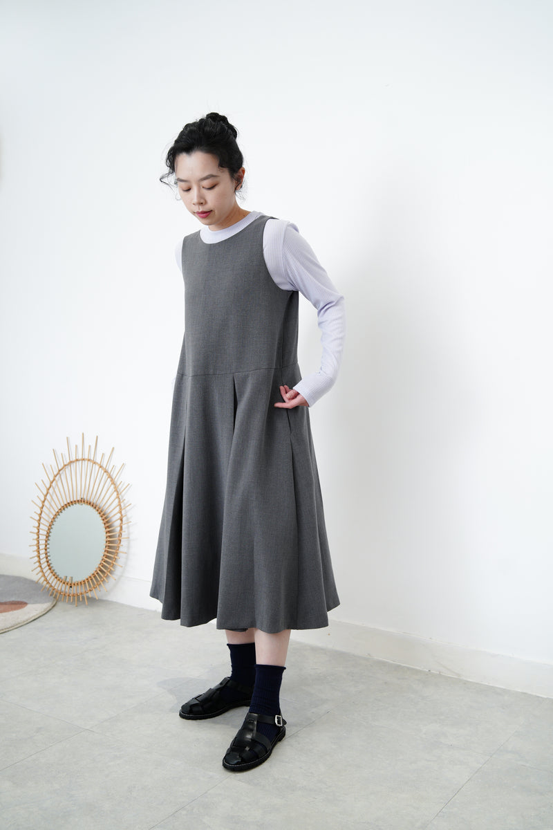 Grey  pleats dress w/ ribbon back