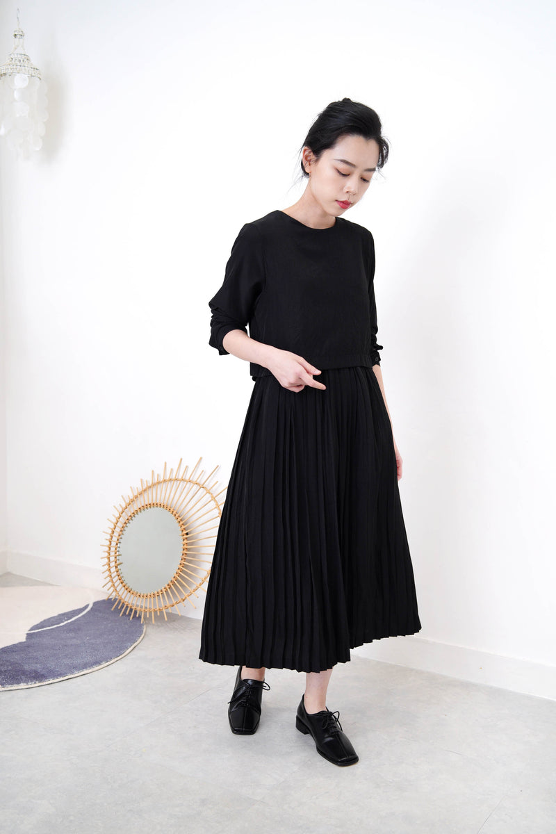Black smooth dress in layering