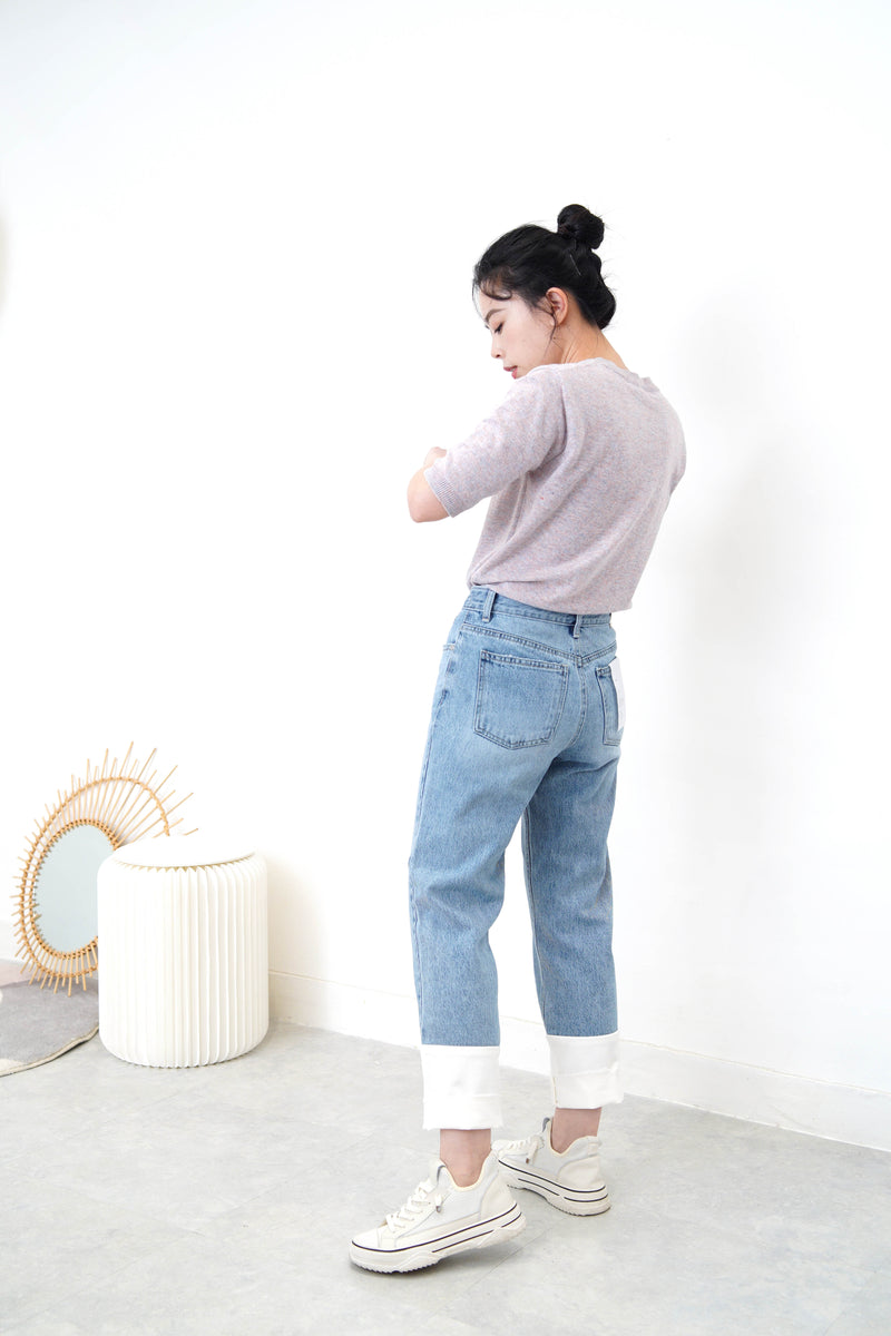 Straight cut jeans in contrast hem