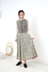 Khaki pleats skirt in floral print pattern