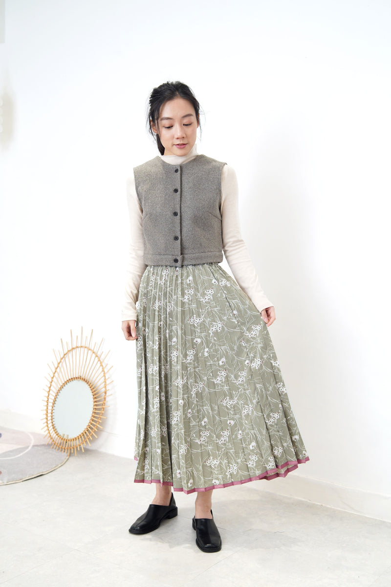 Khaki pleats skirt in floral print pattern