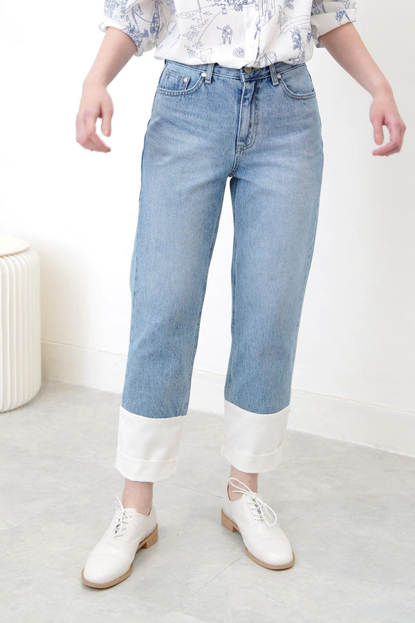 Straight cut jeans in contrast hem