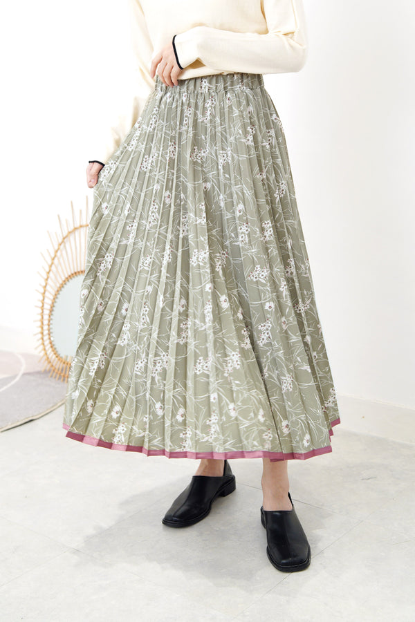 Khaki pleats skirt in floral print pattern