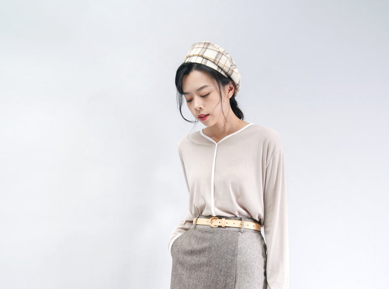 Ivory checked beret w/ buckle