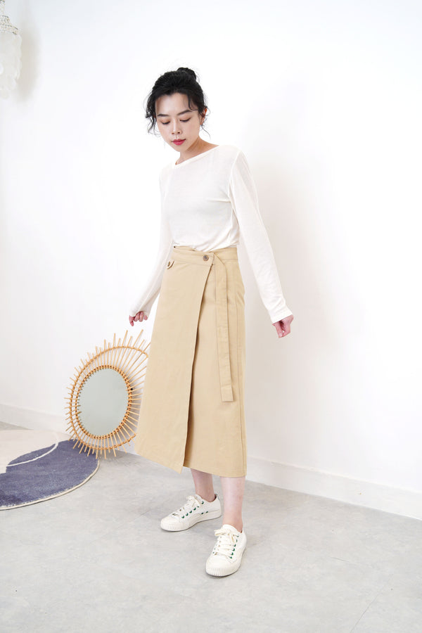 White cotton top in asymmetric collar