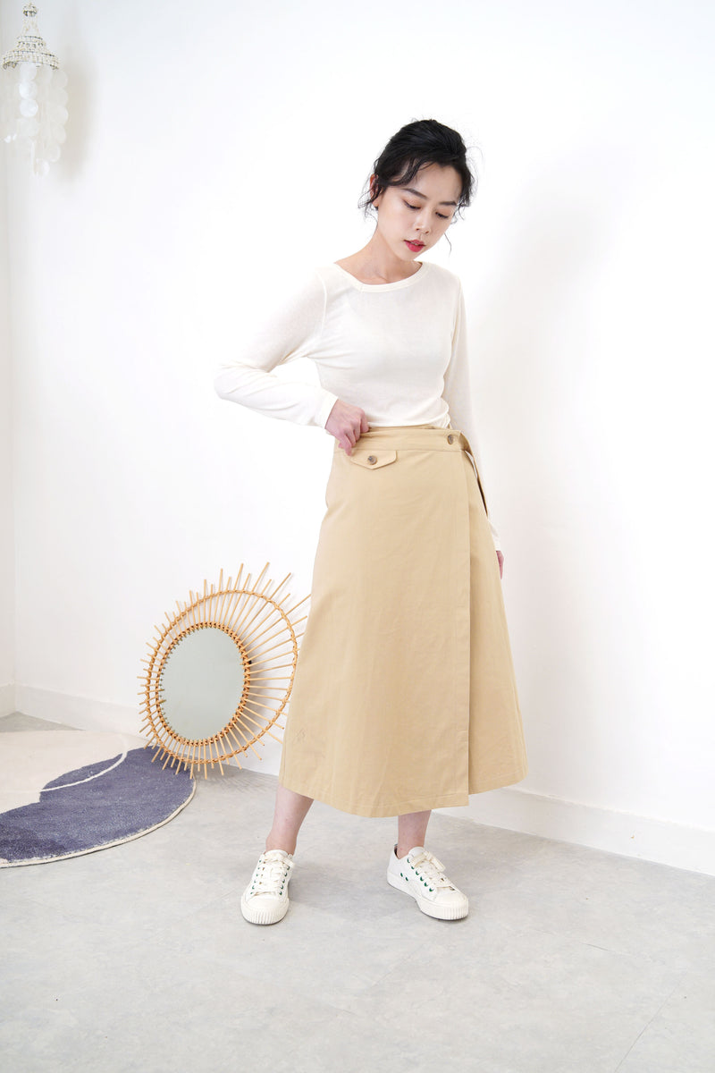 White cotton top in asymmetric collar