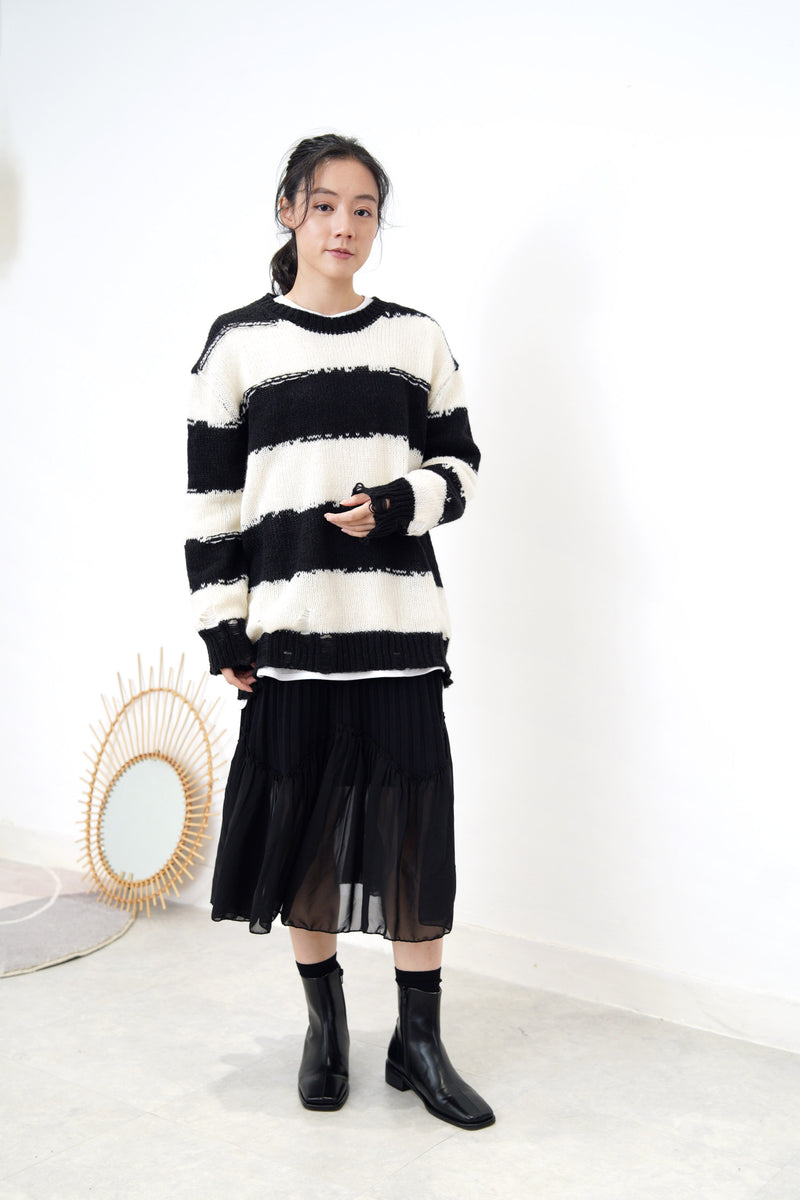 Black stripes oversize sweater in ripped details