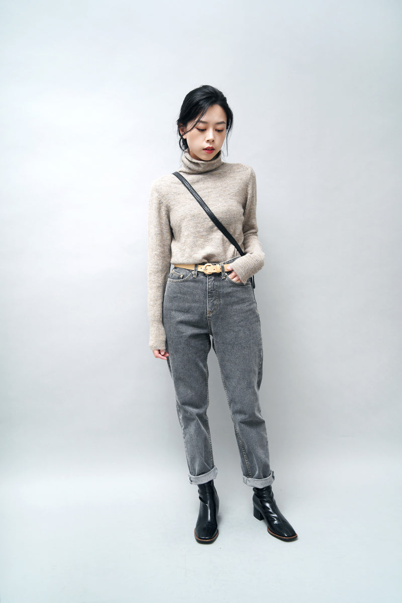 Washed black jeans in pencil cut