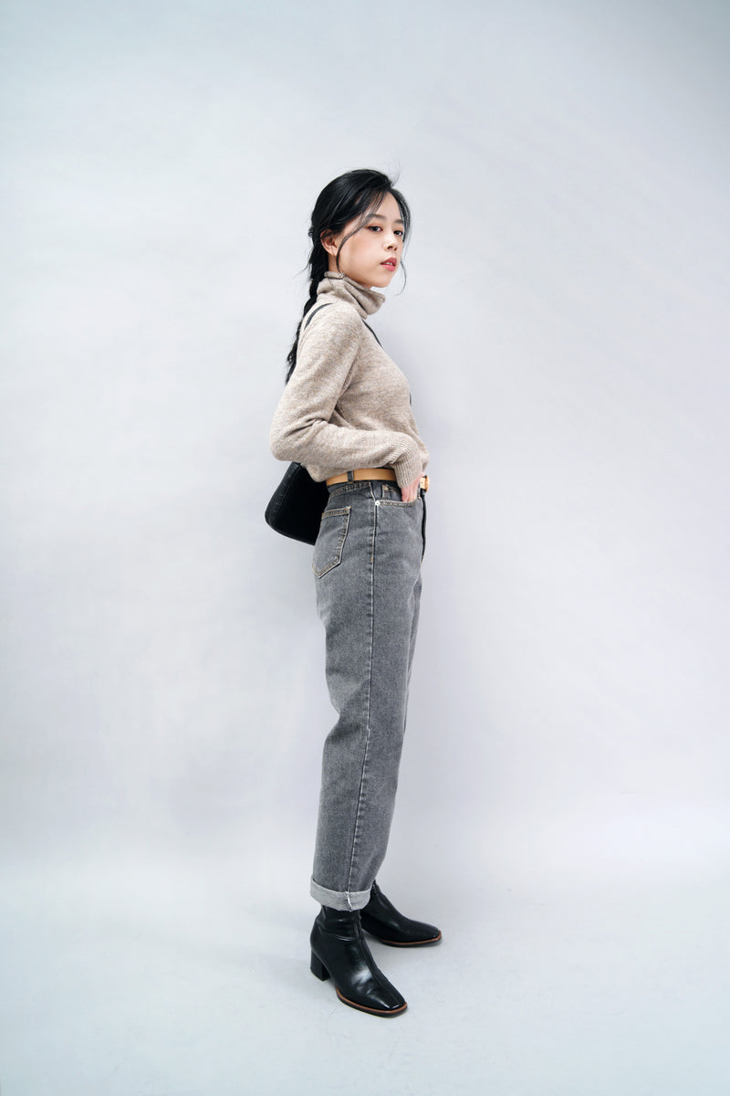 Washed black jeans in pencil cut