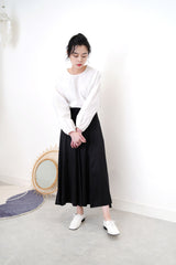 White shirt in contrast outline stitch