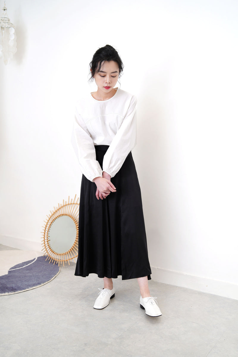 White shirt in contrast outline stitch