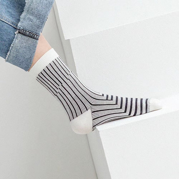 Line crossing socks