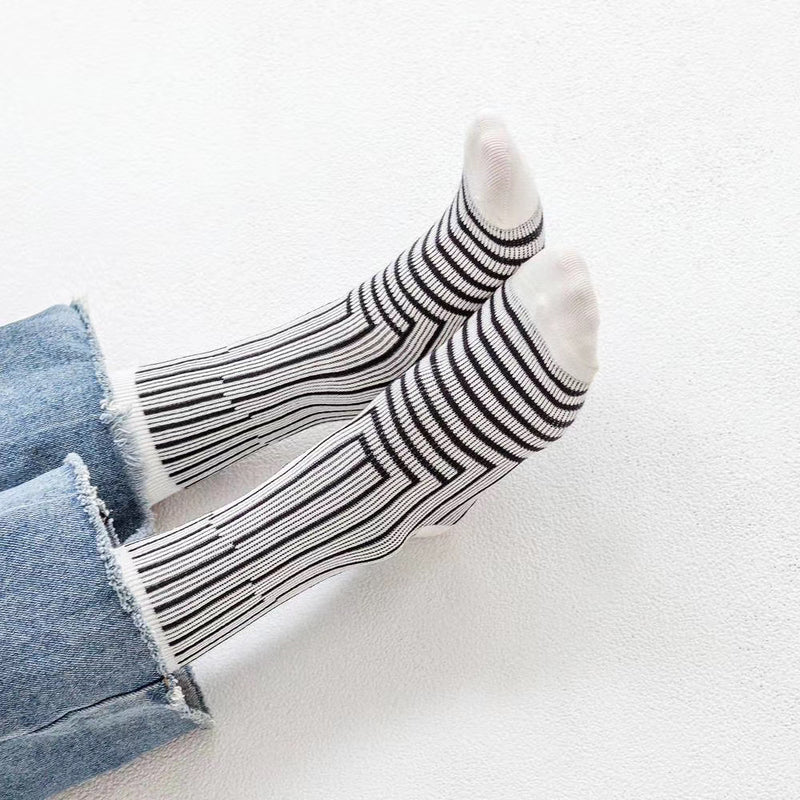 Line crossing socks