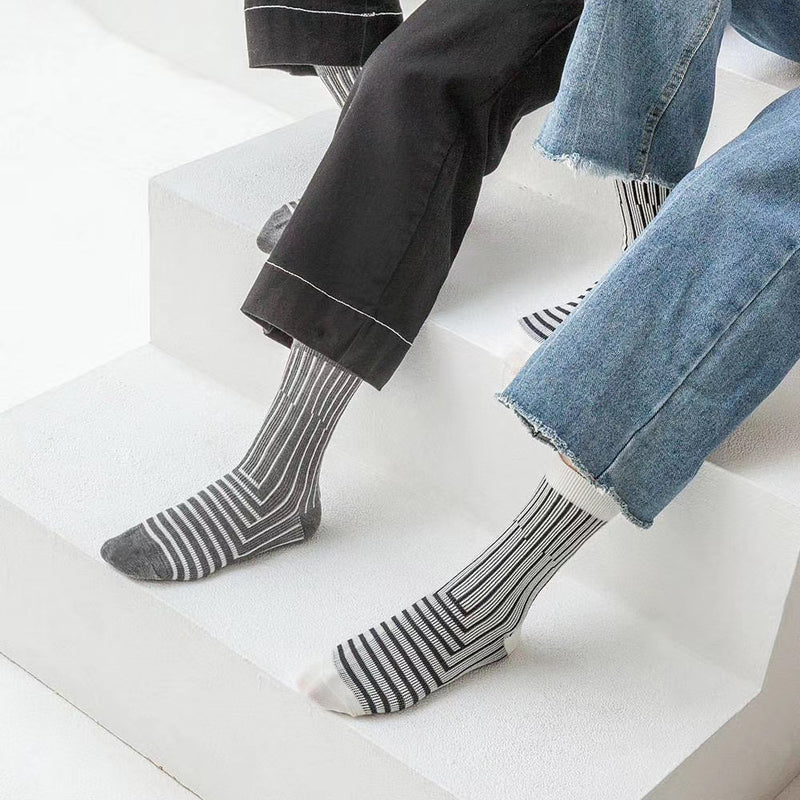 Line crossing socks