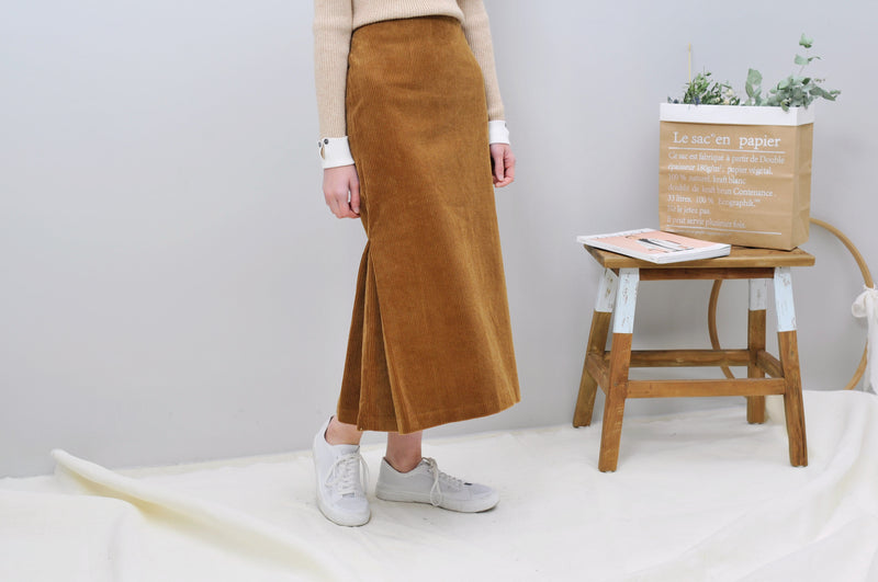 Brown corduroy skirt w/ pleats vent detail